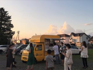 福祉施設の駐車場に来たキッチンカーに集まる地域の人たち