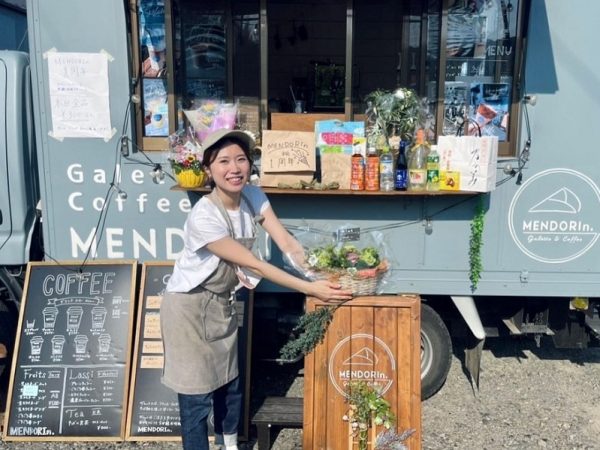 ハイエースでけん引される「カムイの恵みAlice」のキッチンカー