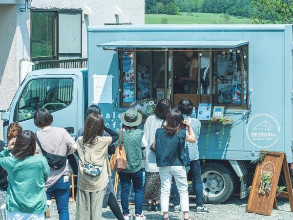 キッチンカーに列をなす人。人気が出ると、遠方からも出向くファンがいるという