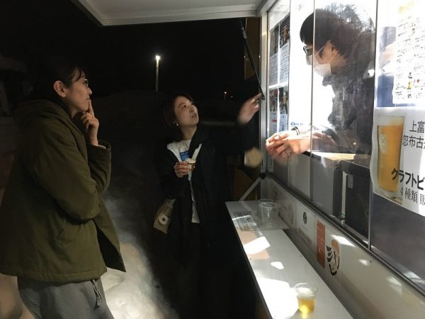 イベントだけでなく、住宅街にも出店する「とびあ」の三本さん(右)。客とのフランクなコミュニケーションも、事業者としての楽しみという