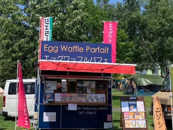 エッグワッフルなどを販売する「カムイの恵みAlice」のキッチンカー