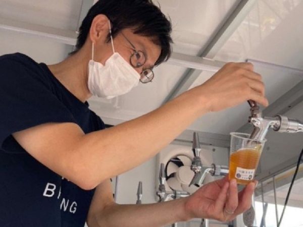 キッチンカーでクラフトビールを注ぐ「とびあ」の三本さん