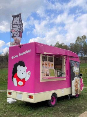 キッチンカーでクラフトビールを注ぐ「とびあ」の三本さん