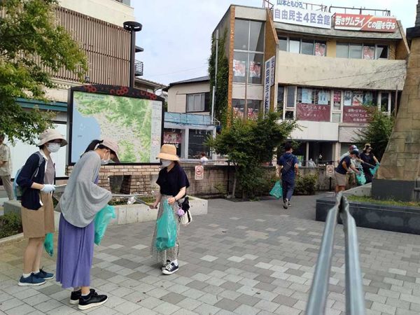 ごみ拾いの風景。ベンチがあったり駐車場など人が滞在するところにゴミは集中しがち。ごみの分別ごとに担当を決め、「ビン担当のひと~」など声をかけあうことで自然にコミュニケーションが生まれる
