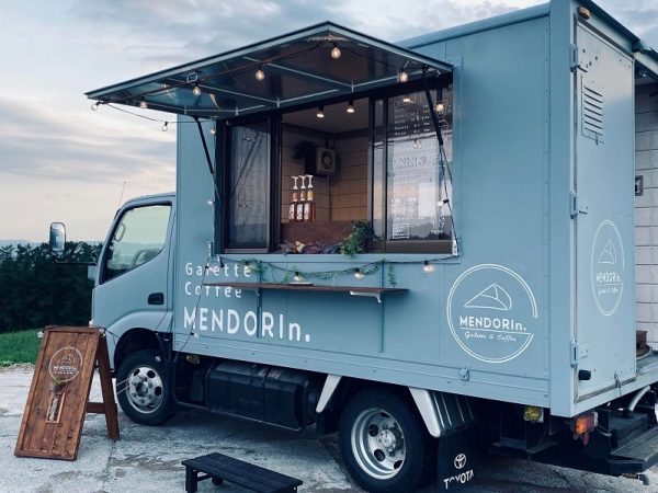 キッチンカーでクラフトビールを注ぐ「とびあ」の三本さん