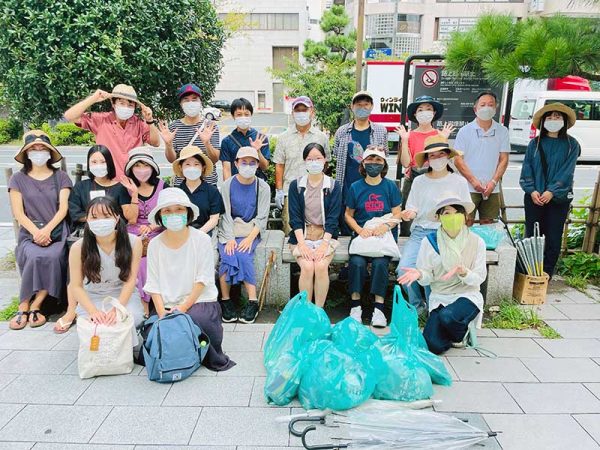 ごみ拾いの風景。ベンチがあったり駐車場など人が滞在するところにゴミは集中しがち。ごみの分別ごとに担当を決め、「ビン担当のひと~」など声をかけあうことで自然にコミュニケーションが生まれる