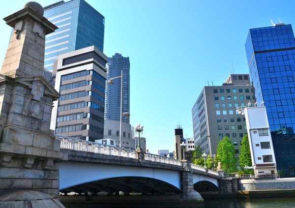 現代の北浜、難波橋。難波橋の辺りは、江戸時代は夕涼みの場所として親しまれていたようだ