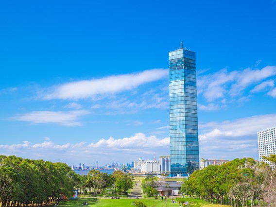 千葉みなと駅周辺のランドマークとなっている千葉ポートタワーは、1986年に開業。展望台やレストランを備えるほか、季節のイベントや屋台村も開催される