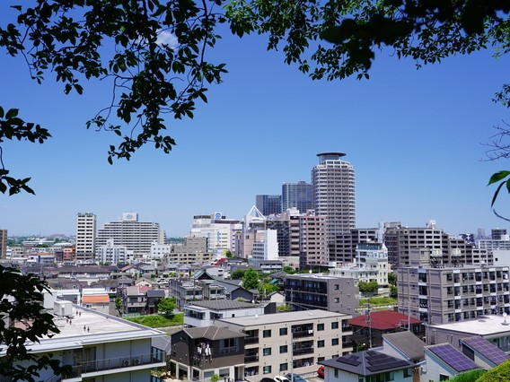 REITとの違いは、投資対象がわかるとこと。不動産クラウドファンディングとの違いは、流動性と規模