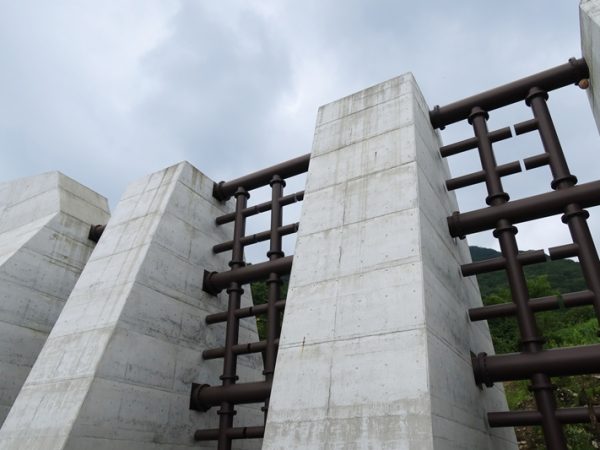 砂防堰堤といわれても想像できないという方のためにまずは見ていただこう。こちらは栂池沢第3号砂防堰堤。斜面に左右178mのコンクリートの塊が作られている。8年かけて作られたものだ