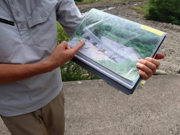 砂防堰堤といわれても想像できないという方のためにまずは見ていただこう。こちらは栂池沢第3号砂防堰堤。斜面に左右178mのコンクリートの塊が作られている。8年かけて作られたものだ