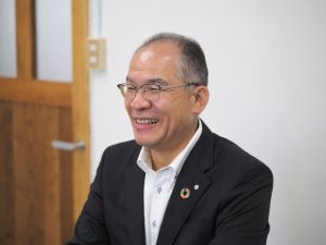 小谷村8代目の村長、中村義明さん。南小谷郵便局長を務め、2019年から村長に 撮影/三橋さゆり