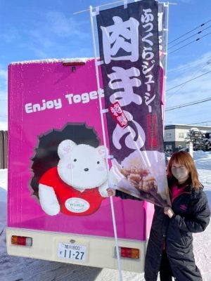 ハイエースでけん引される「カムイの恵みAlice」のキッチンカー