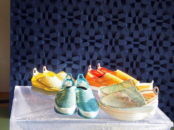 「みんなの表彰台プロジェクト」では、洗剤の詰め替えボトルをリサイクルして使用。プラスチックは溶かして東京五輪カラーに着色したペレット(瓶の中)になり、これを3Dプリンタ利用でデザインされたパネルに成形される