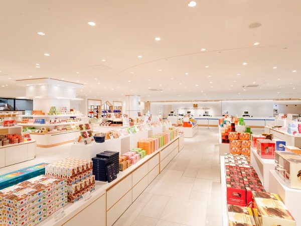 ロイズコンフェクトの「ふと美工場」。敷地内のガーデンも散策できる