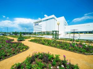 ロイズコンフェクトの「ふと美工場」。敷地内のガーデンも散策できる