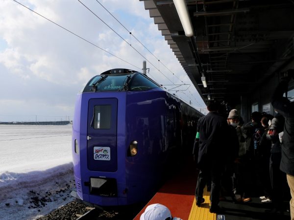 北海道のチョコレートブランド「ロイズ」が札幌市の近郊で増設している工場の近くに、「ロイズタウン駅」が誕生。定住人口の増加を目指している地元の当別町との公民連携で、新駅を基軸にした新しいまちづくりが始まりつつある。