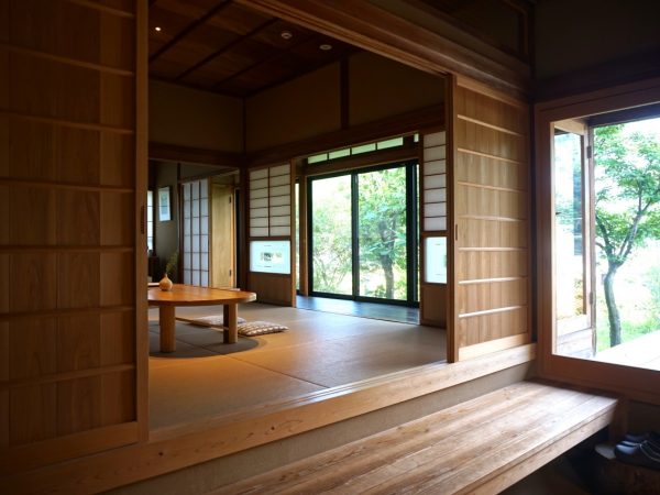 安田邸の外観。赤い瓦が印象的だ