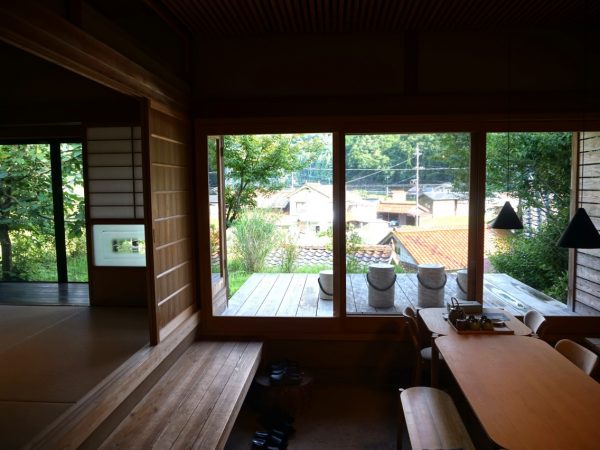 窓から見える赤い瓦屋根を軸に設計を進めた