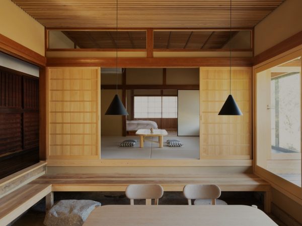 窓から見える赤い瓦屋根を軸に設計を進めた