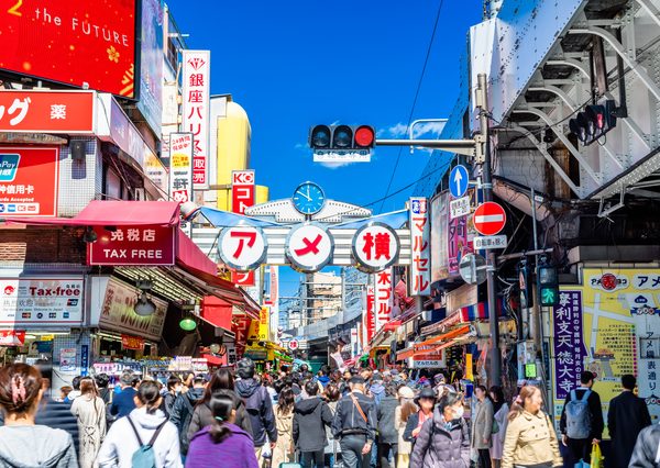 アメヤ横丁入り口前の風景 御徒町側