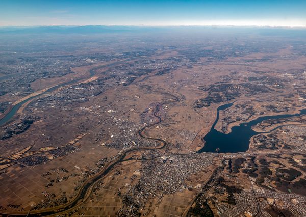 牛久沼(写真右)の奥がつくばみらい市。写真左を流れる利根川の対岸は千葉県である