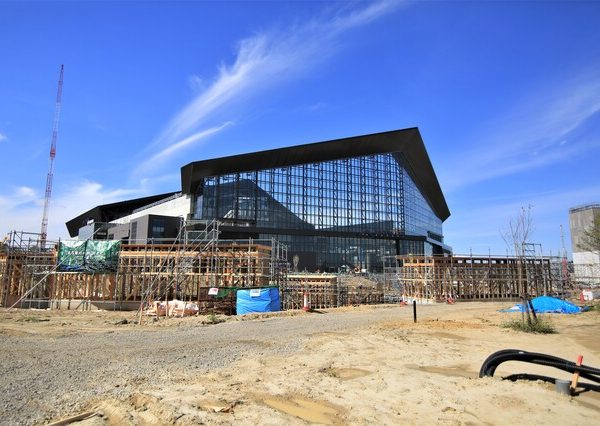 建設中の「北海道ボールパークFビレッジ」。中央のガラス張りの建物が野球場「エスコンフィールド北海道」