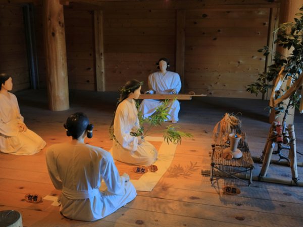 卑弥呼の時代、祭司は国家の命運を左右する大事な儀式だった。鬼道と呼ばれる占いを行い、政の方針を決めていた