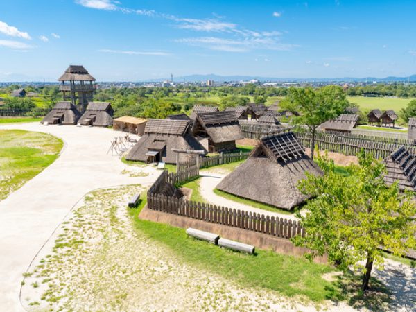 吉野ヶ里歴史公園の北内郭。弥生時代の町並みを98棟復元して造られた公園である。日本でもこの時代には既に占いが盛んに行われていた