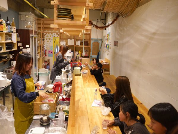 溝口さんのこども食堂「たわわ食堂」は、また別枠。毎週水曜日の朝〜夕方まで、チロル堂を間借りして運営している。普段のチロル堂とまた違う子どもたちが集まるのも、多様性が生まれる秘訣だ