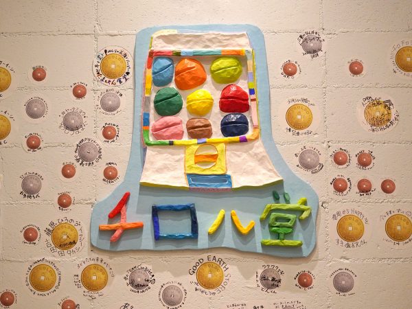 壁に貼られている金・銀・銅のシールたち。金は10,000円、銀が5,000円、銅が3,000円の寄付を表している