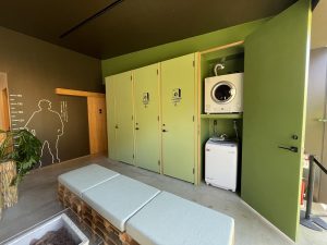グリーンの扉を開けると、洗濯機と乾燥機が現れる。一見ランドリーとはわからないほどおしゃれなランドリースペース