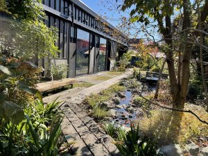 ビオトープガーデンには豊かな植栽が施され、四季折々の色づきなどが楽しめる。各所にベンチが設置され、地域の人々の憩いの場となっているという