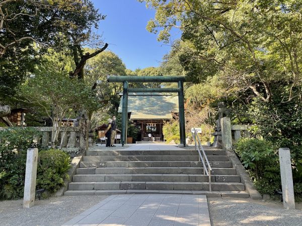 木々が生い茂る境内には、レストランやカフェも併設。地域のヒト・モノ・コトが集まる憩いの場所となっている