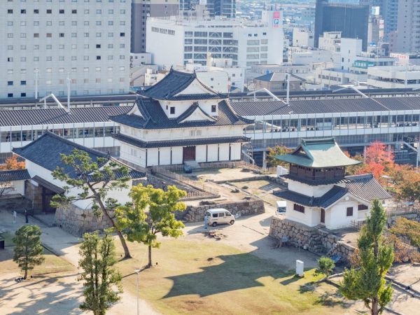 戦災を免れた建物である筋鉄御門(左)・伏見櫓(中央)・鉄櫓(右)
