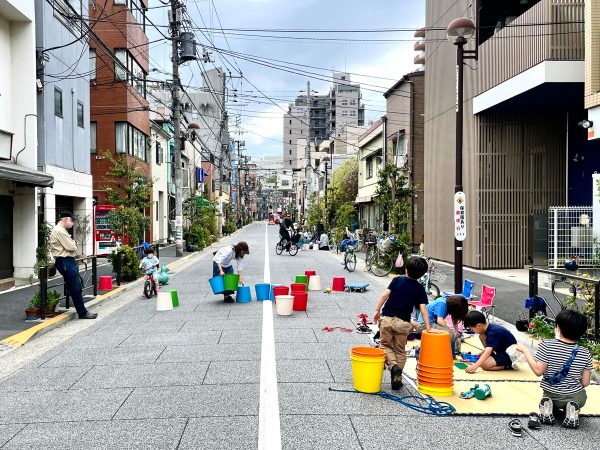 文京区・藍染大通り。毎週日曜日には、歩行者天国となる。写真提供:内海皓平