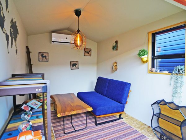 ▲デザイン自由度が高い点もニッカのタイニーハウスの特徴。こちらは入口を大きな観音開きにすることで荷物の搬入・搬出がスムーズに行えるガレージルーム。広さは約4.2畳、本体価格は168万円だ(税込)※照明・エアコンは別途。