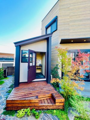 ▲外壁はガルバリウム鋼板。母屋に併設した約2畳のテレワークハウスは本体価格125万円(税込)※照明・エアコンは別途。