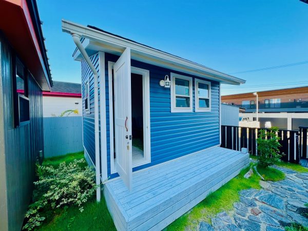 ▲こちらは約2畳の最も小さなプランだが、高さ3mの天井高のおかげで空間が広く感じられる。「壁断熱は行っていませんが、お客様からご要望があれば断熱性能を高めることもできます。電気配線は母屋から引き込みます」