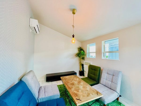 ▲こちらは約2畳の最も小さなプランだが、高さ3mの天井高のおかげで空間が広く感じられる。「壁断熱は行っていませんが、お客様からご要望があれば断熱性能を高めることもできます。電気配線は母屋から引き込みます」