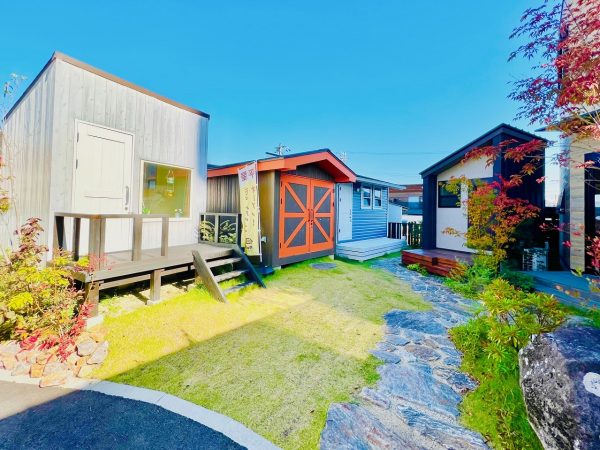 ▲名古屋市緑区徳重一丁目、地下鉄桜通線の終着駅『徳重』から徒歩3分の場所にあるニッカ タイニーズパーク。大型商業施設がすぐ近くにあることから、買い物帰りにふらっと立ち寄る見学客が多いという。オープン当初は10棟のタイニーハウスがずらりと並び、カフェやバーベキュースペースも併設されていたが、コロナ禍を受けてスペースを縮小。現在は4棟が展示されている