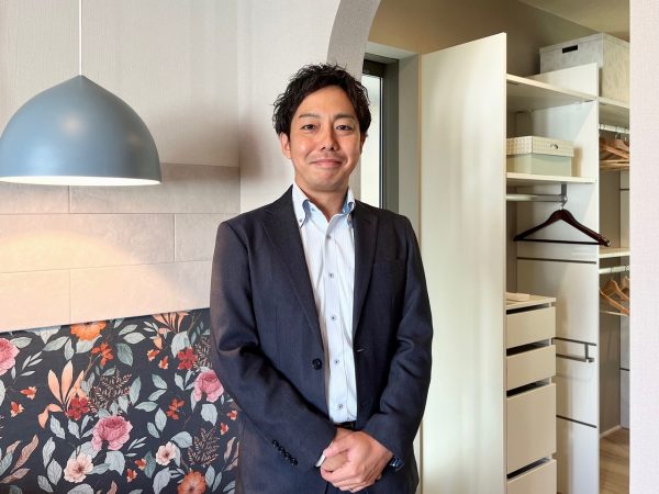 ▲外観から想像するよりもかなり広く感じるタイニーハウスの内部。要望があればトイレ・キッチンなど水まわり設備の追加も可能だ。「自宅で美容院やエステサロンを開きたいといった個人事業主の方からのお問い合わせが増えています。タイニーハウスなら自宅敷地内に職場を作りながら、家族のプライバシーと切り離すことができます」