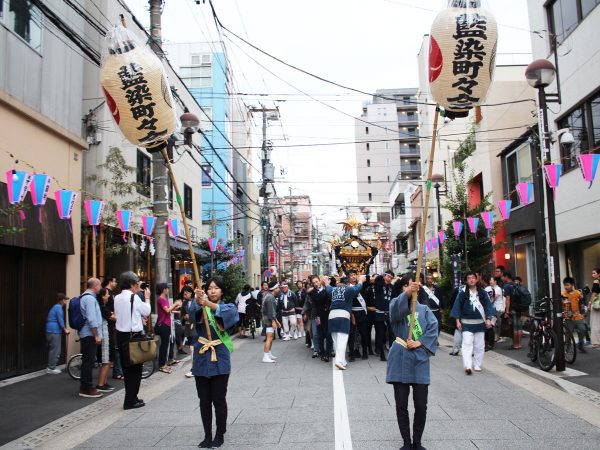 町内会で行われている祭りの様子。写真提供:栗生はるか