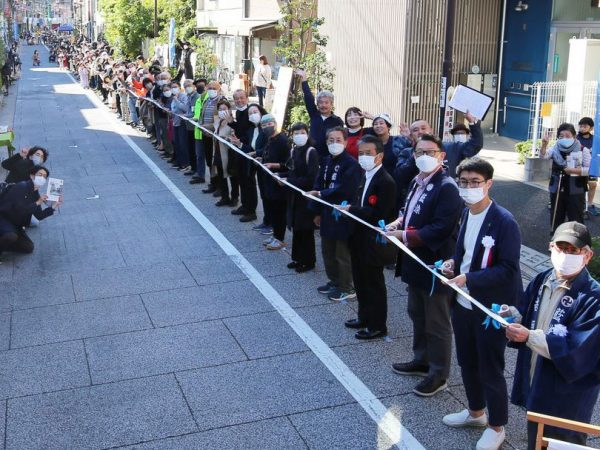 記念誌『みんなの藍染大通り』。まちの歴史がまとめられている