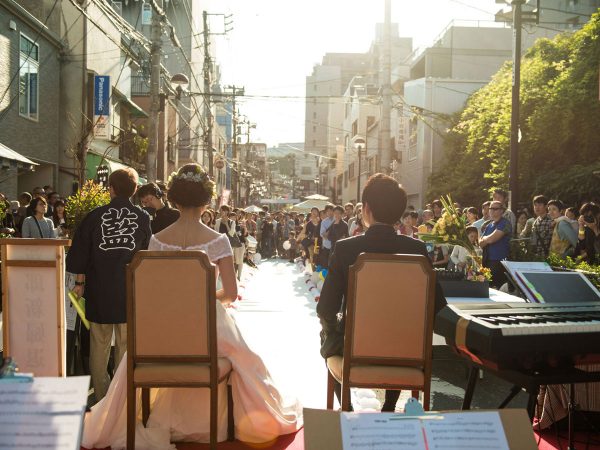 町内住民が行ったストリートウェディング。写真提供:イシワタタツル