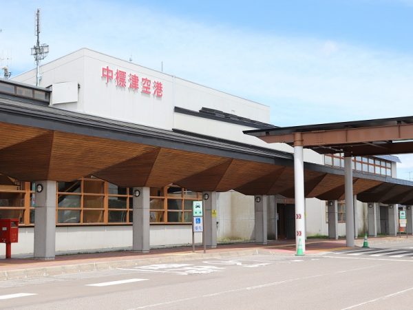 「地球が丸く見える」と人気の「開陽台」(手前)と、格子状の防風林(中標津町提供)