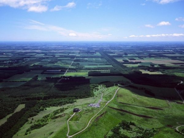 「地球が丸く見える」と人気の「開陽台」(手前)と、格子状の防風林(中標津町提供)