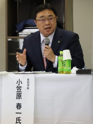 パネリストとして白鳥大橋や市勢を紹介する青山市長