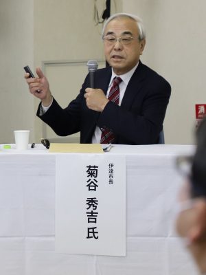 パネリストとして白鳥大橋や市勢を紹介する青山市長