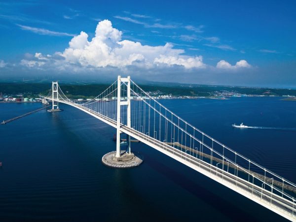 インフラツーリズムの事例として知られる室蘭市の「白鳥大橋」